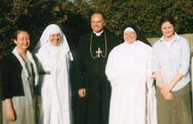 Bishop Fellay with the Dominican Sisters of Wanganui