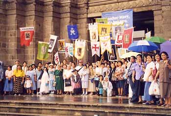 The pilgrims on the footsteps of Manila Cathedral